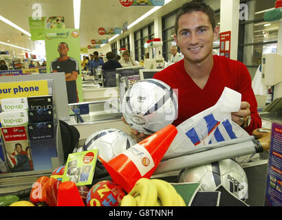 La star del calcio di Chelsea e Inghilterra Frank Lampard a Tesco Kensington per lanciare l'iniziativa Tesco Sport for Schools and Clubs, un programma di voucher per attrezzature sportive gratuite e coaching professionale rivolto ai bambini delle scuole, a ovest di Londra, mercoledì 21 settembre 2005. PREMERE ASSOCIAZIONE foto. Il credito fotografico dovrebbe essere: Andy Butterton/PA. Foto Stock