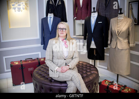 Femmina maestro sarto su Savile Row Foto Stock