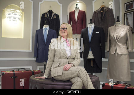 Femmina maestro sarto su Savile Row Foto Stock