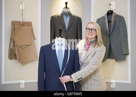 Femmina maestro sarto su Savile Row Foto Stock