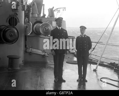 Il Principe di Galles (a destra) con il Capitano Campbell, a bordo dell'HMS Hindustan. Data esatta sconosciuta. Foto Stock