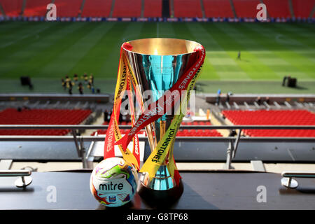 Barnsley / Oxford United - Johnstone's Paint Trophy - finale - Stadio di Wembley. Una panoramica generale del Johnstone's Paint Trophy e del calcio ufficiale Mitre al Wembley Stadium prima della partita Foto Stock