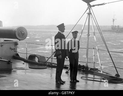 Il Principe di Galles (a destra) con il Capitano Campbell, a bordo dell'HMS Hindustan. Data esatta sconosciuta. Foto Stock