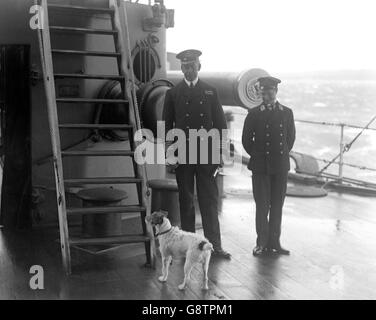 Il Principe di Galles (a destra) con il Capitano Campbell, a bordo dell'HMS Hindustan. Data esatta sconosciuta. Foto Stock