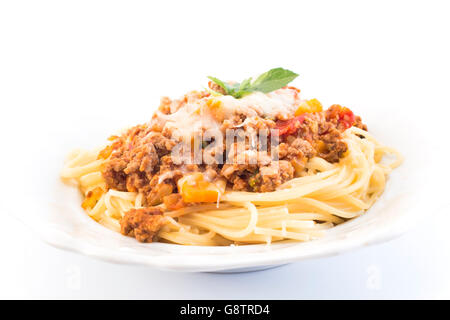 Spaghetti alla Bolognese su sfondo bianco. Foto Stock