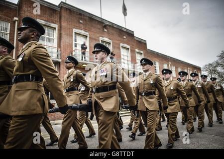 Un soldato del 3° Battaglione i fucili marciano durante una sfilata a Swindon mentre ricevono la libertà della città. Foto Stock