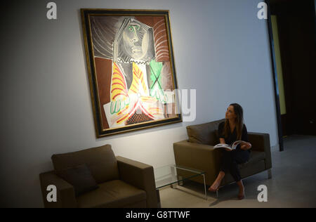 Homme assis 1969 di Pablo Picasso (circa 8-12 milioni di dollari) è esposto nell'area di ricevimento durante l'anteprima della stampa per le prossime aste del XX secolo di New York di impressionista, moderno, post-guerra &amp; Arte Contemporanea a Christie's, Londra. Foto Stock