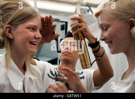 I modelli sono preparati dietro le quinte, per lo spettacolo della London Fashion Week Primavera/Estate 2006 del designer Peter Jensen a Berkeley Square nel centro di Londra martedì 20 settembre 2005. PREMERE ASSOCIAZIONE foto. Il credito fotografico dovrebbe essere: Edmond Terakopian/PA Foto Stock