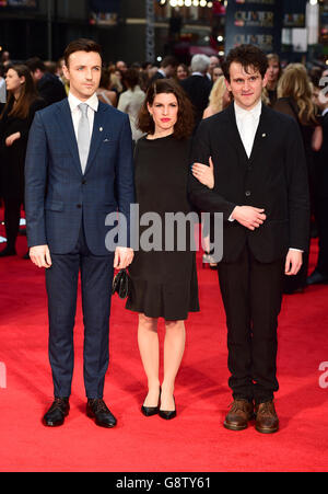 Kevin Mains, Jemima Rooper e Harry Melling hanno partecipato agli Olivier Awards 2016 tenutisi alla Royal Opera House di Covent Garden, Londra. PREMERE ASSOCIAZIONE foto. Data foto: Domenica 3 aprile 2016. Vedere la storia di PA SHOWBIZ Olivier. Il credito fotografico deve essere: Ian West/PA Wire Foto Stock