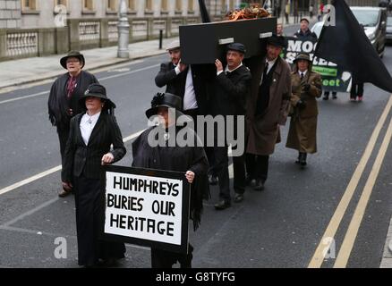 I membri della campagna di Save Moore Street 2016 marciano all'ufficio del Ministro delle Arti, del Patrimonio e della Gaeltacht Heather Humphreys a Dublino, prima che il dipartimento delinei se farà ricorso su una sentenza High Court che ha ampliato il sito del 1916 Monumento Nazionale. Foto Stock