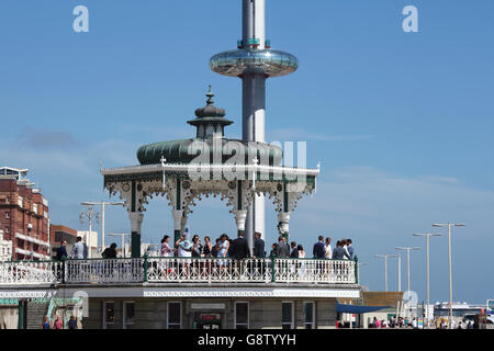 Vecchie e nuove attrazioni sul lungomare Brigton: il vecchio bandstand (con party!) e di nuovo i360 spostamento torre di osservazione Foto Stock