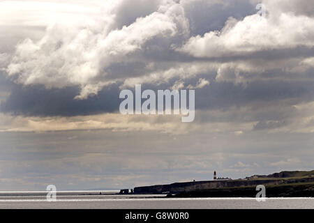 Un cielo nuvoloso sopra il faro di Souter nel villaggio di Marsden in Tyneside Sud, Tyne e Wear. Foto Stock