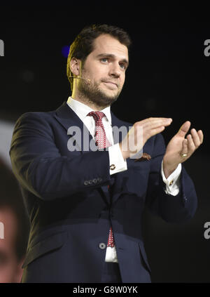 L'attore Henry Cavill parla all'annuncio del prodotto Huawei dei loro smartphone P9 e P9 Plus a Battersea Evolution a Londra. Foto Stock