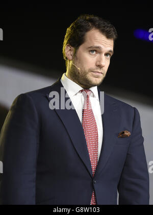 L'attore Henry Cavill parla all'annuncio del prodotto Huawei dei loro smartphone P9 e P9 Plus a Battersea Evolution a Londra. Foto Stock