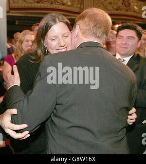 Il leader liberaldemocratico Charles Kennedy oggi ha cercato di porre fine alle speculazioni sulla sua posizione con un discorso in cui ha dichiarato la sua determinazione a guidare il partito alle prossime elezioni generali . Il leader di Lib DEM Charles Kennedy con la moglie Sarah dopo il suo discorso di apertura alla conferenza di Lib DEM a Blackpool. Giovedì 22 settembre 2005 vedere PA StoryLIBDEMS 2° Lead. Premere Associazione foto. Il credito fotografico dovrebbe essere Martin Rickett./PA Foto Stock