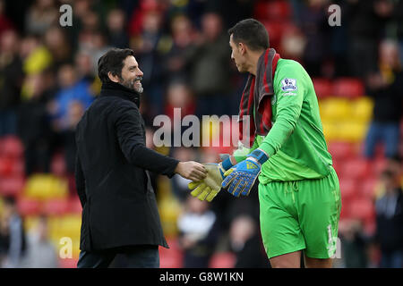 Il manager di Watford Quique Flores (a sinistra) scuote la mano del portiere di Everton Joel Robles dopo il fischio finale della partita della Barclays Premier League a Vicarage Road, Watford. Foto Stock