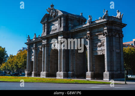 Puerta De Alcala a Plaza de la Independencia contro Sky Foto Stock