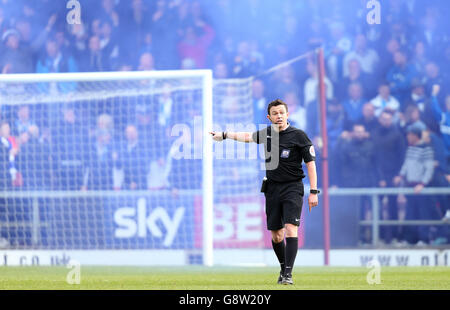 Northampton contro Bristol Rovers - Sky Bet League Two - Sixfields Stadium. L'arbitro Tony Harrington segnala che è stato innescato un fiammifero durante la partita della Sky Bet League Two al Sixfields Stadium di Northampton. Foto Stock