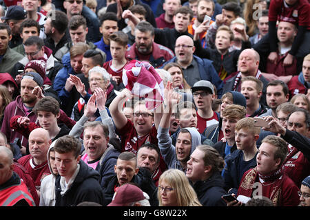 Northampton contro Bristol Rovers - Sky Bet League Two - Sixfields Stadium. Gli appassionati di Northampton festeggiano la promozione vincente alla fine della partita della Sky Bet League Two al Sixfields Stadium di Northampton. Foto Stock