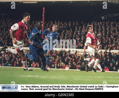 Tony Adams di Arsenal (a sinistra), Andy Cole di Manchester United (seconda a sinistra) e Gilles Grimandi di Arsenal (a destra) guardano come Teddy Sheringham di Manchester United segna l'obiettivo di equalizzazione Foto Stock