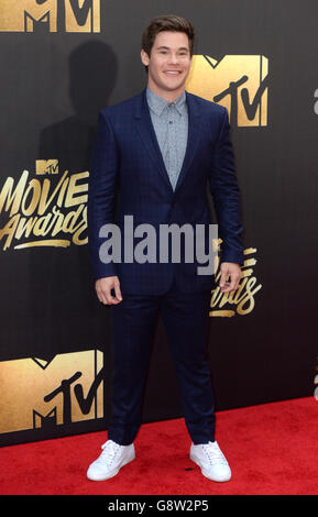 Adam Devine arriva al MTV Movie Awards 2016 presso gli studi Warner Bros di Burbank, Los Angeles. Foto Stock