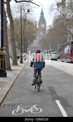 Un uomo corre lungo la sezione ancora non aperta della Cycle Super Highway sull'argine nel centro di Londra. Foto Stock