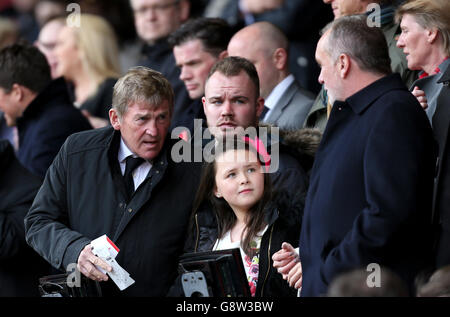 Kenny Dalglish (a sinistra) parla con Ian Ayre negli stand Foto Stock