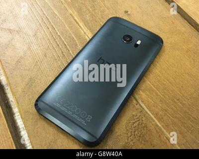L'HTC 10 che la ditta taiwanese spera rivaleggerà l'iPhone e Samsung Galaxy S7 grazie a una nuova fotocamera e l'inclusione di funzioni audio ad alta risoluzione. Foto Stock