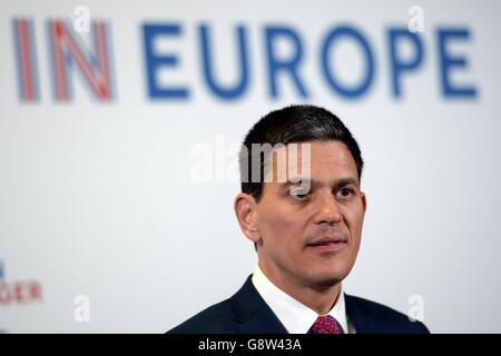 L'ex segretario agli esteri David Miliband durante il suo discorso in Church House, nel centro di Londra, ha avvertito che la Gran Bretagna che lascia l'UE potrebbe contribuire alla 'costruzione' dell'ordine internazionale. Foto Stock