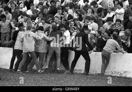 I tifosi del Chelsea festeggiano dopo che il loro team ha vinto la promozione alla prima divisione con una vittoria del 5-0 su Leeds. Foto Stock