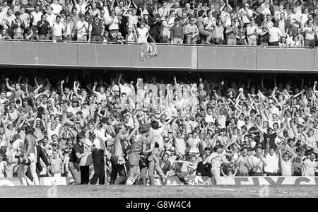 Canon League Division Two - Chelsea contro Leeds United - Stamford Bridge. I tifosi del Chelsea festeggiano dopo che la loro squadra ha vinto la promozione alla Divisione uno con una vittoria 5-0 sopra Leeds. Foto Stock