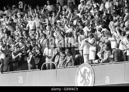 I tifosi del Chelsea festeggiano dopo che il loro team ha vinto la promozione alla prima divisione con una vittoria del 5-0 su Leeds. Foto Stock