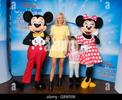 Denise Van Outen e sua figlia Betsy, di 5 anni, sono accolti da Topolino e Minnie mouse quando arrivano alla Disney on Ice Silver Anniversary Celebration, commemorando 25 anni di Disney on Ice in tutta Europa, quando arriva alla SSE Arena a Wembley, Londra. Foto Stock