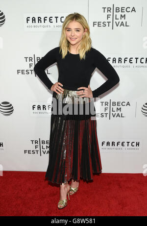 L'attrice Chloe Grace Moretz partecipa al Tribeca Film Festival inaugurando la prima notte mondiale del "primo lunedì di maggio" al John Zuccotti Theatre presso il BMCC Tribeca Performing Arts Center mercoledì 13 aprile 2016 a New York. (Foto di Evan Agostini/Invision/AP) Foto Stock