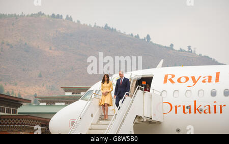 Il Duca e la Duchessa di Cambridge arrivano all'Aeroporto Internazionale di Paro, Bhutan, durante il quinto giorno del tour reale in India e Bhutan. Foto Stock