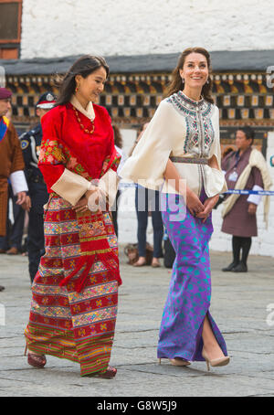 La Duchessa di Cambridge con la Regina del Bhutan Jetsun Pema a Tashichho Dzong, a Thimphu, Bhutan, il quinto giorno del tour reale in India e Bhutan. Foto Stock