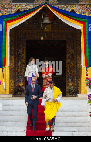 Il Duca e la Duchessa di Cambridge con il Re Jigme Khesar Namgyel Wangchuck e la Regina Jetsun Pema di Bhutan a Tashichho Dzong, a Thimphu, Bhutan, il quinto giorno del tour reale in India e Bhutan. Foto Stock