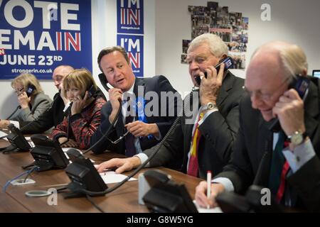 Il primo ministro David Cameron contribuisce a promuovere il voto "rimanere" nel prossimo referendum europeo in un centro telefonico di Londra oggi insieme a colleghi attivisti pro-UE, Lord Ashdown, Lord Kinnock, Tessa Jowell, Baronessa Kinnock e Amber Rudd. Foto Stock