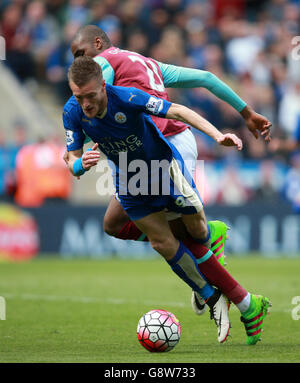 Il Jamie Vardy di Leicester City affronta la sfida da Angelo Ogbonna di West Ham United, ma il giocatore di Leicester lo è inviato per immersione Foto Stock