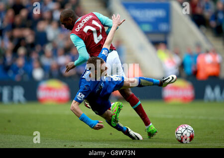 Il Jamie Vardy di Leicester City affronta la sfida da Angelo Ogbonna di West Ham United, ma il giocatore di Leicester lo è inviato per immersione Foto Stock