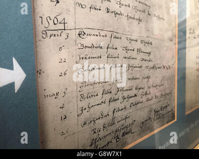 Una copia del registro parrocchiale che mostra il battesimo di William Shakespeare nell'aprile 1564 e la sua sepoltura, nell'aprile 1616, nella chiesa della Santissima Trinità a Stratford-upon-Avon, che sarà la destinazione finale della celebrazione speciale del 400° anniversario della vita e delle opere del Bard. Foto Stock