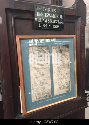 Una copia del registro parrocchiale che mostra il battesimo di William Shakespeare nell'aprile 1564 e la sua sepoltura, nell'aprile 1616, nella chiesa della Santissima Trinità a Stratford-upon-Avon, che sarà la destinazione finale della celebrazione speciale del 400° anniversario della vita e delle opere del Bard. Foto Stock