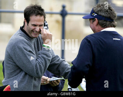 Il capitano di cricket dell'Inghilterra Michael Vaughan condivide uno scherzo con Darren Clarke (a destra) dell'Irlanda del Nord durante un turno di prove sul campo vecchio, a St Andrews, Fife, mercoledì 28 settembre 2005, in vista del Dunhill Links Championships che inizierà domani. PREMERE ASSOCIAZIONE foto. Il credito fotografico dovrebbe essere: Andrew Milligan/PA. Foto Stock