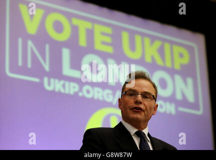 Peter Whittle, candidato sindaco di Londra dell'UKIP, parla al lancio del manifesto elettorale londinese del partito presso l'Emmanuel Center nel centro di Londra. Foto Stock