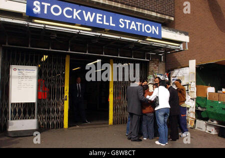 La famiglia dell'elettricista brasiliano Jean Charles de Menezes, che è stato ucciso dalla polizia armata, fuori dalla scena delle riprese alla stazione della metropolitana di Stockwell, a sud di Londra, mercoledì 28 settembre 2005. Il 27 anni è stato scambiato per un attentato suicida dalla polizia il 22 luglio e ha sparato sette volte in testa. Vedi stazioni DI POLIZIA storia PA. PREMERE ASSOCIAZIONE foto. Il credito fotografico dovrebbe essere: Chris Young/PA. Foto Stock