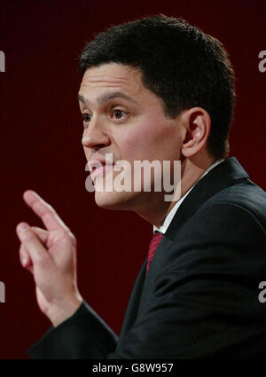 David Miliband, ministro delle Comunità e del governo locale, interviene alla Conferenza del Partito laburista di Brighton, giovedì 29 settembre 2005. PREMERE ASSOCIAZIONE foto. Il credito fotografico dovrebbe essere: Chris Ion/PA Foto Stock