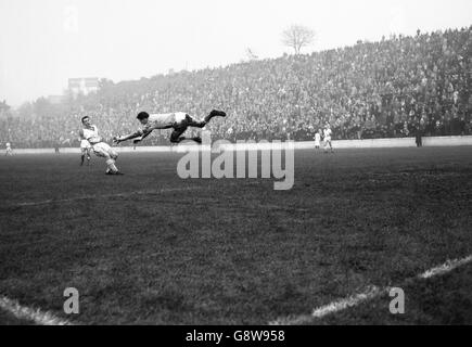 Uno spettacolare volo orizzontale di Charlton Athletic goalkeeper Willie Duff, mentre egli fa un salvataggio da Brian Clough nella seconda partita di Divisione contro Middlesbrough alla Valle. Foto Stock