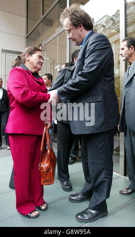 Maria Otone de Menezes madre di Jean Charles de Menezes è confortata da Nick Hardwick, presidente dell'IPCC, che lascia la Commissione indipendente di polizia a Londra dopo un incontro di oggi 29 settembre 2005 sulla morte del figlio. Vedi stazioni DI POLIZIA storia PA. Stampa Associazione Foto. Foto di credito dovrebbe leggere Gareth Fuller/PA Foto Stock