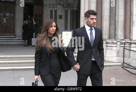 MIGLIOR QUALITÀ DISPONIBILE Video ancora preso da PA Video del calciatore Ched Evans lasciando la Corte d'appello a Londra con il partner Natasha Massey, dopo aver vinto il suo appello contro la sua condanna per aver violentato una donna di 19 anni. Foto Stock