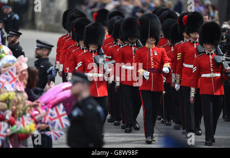 Le Guardie Coldstream dopo il cambio della guardia al di fuori del Castello di Windsor nel Berkshire prima di una passeggiata della Regina Elisabetta II, in occasione del suo 90° compleanno. Foto Stock